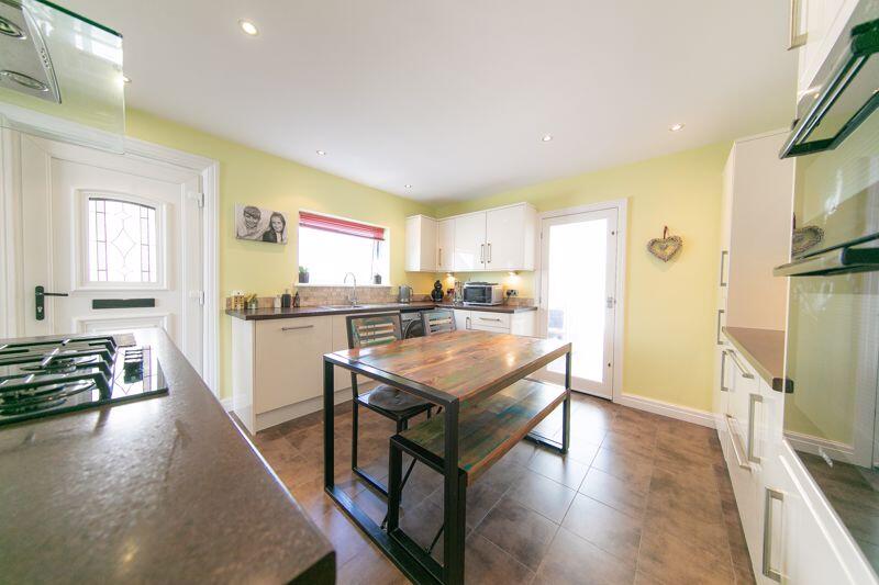 Kitchen &amp; dining space