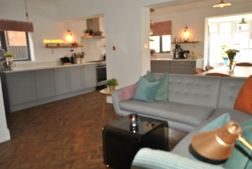 OPEN PLAN FAMILY DINING KITCHEN