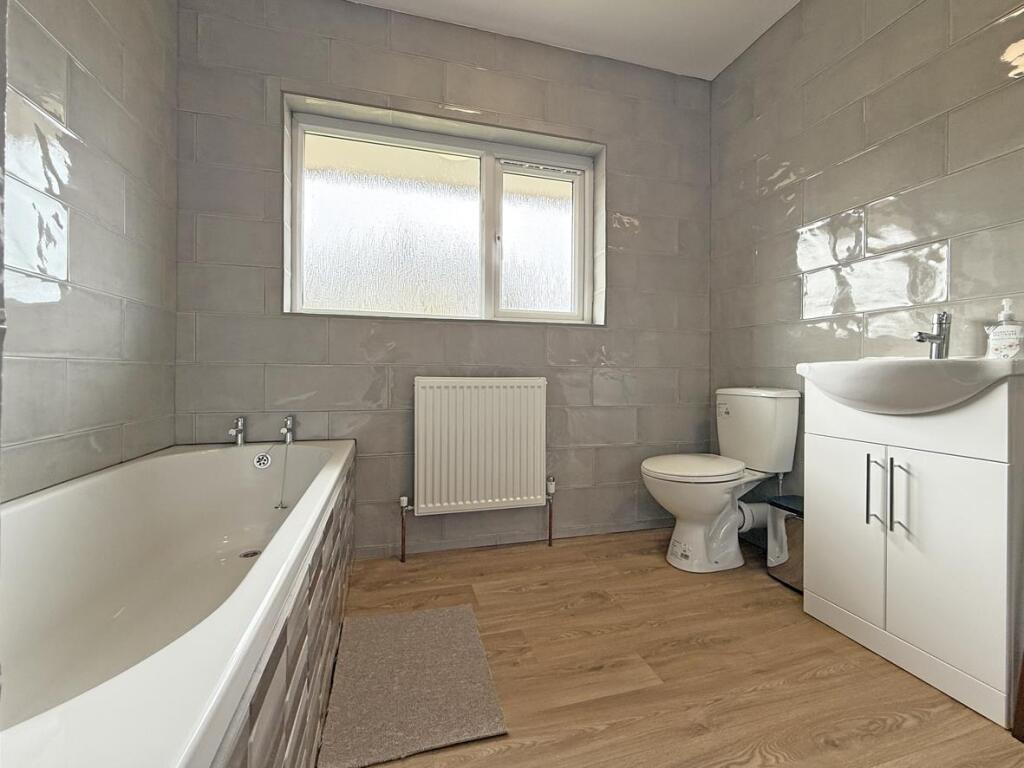 Tor Road 47 - Bathroom.jpg