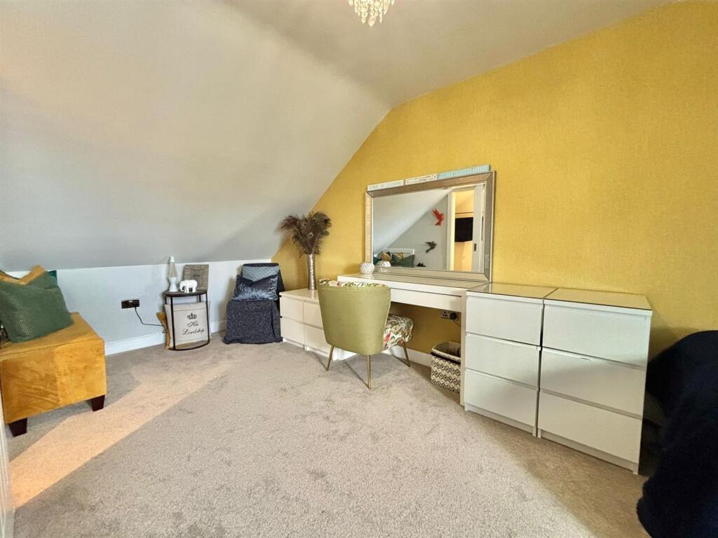 Master Bedroom (2nd Floor)