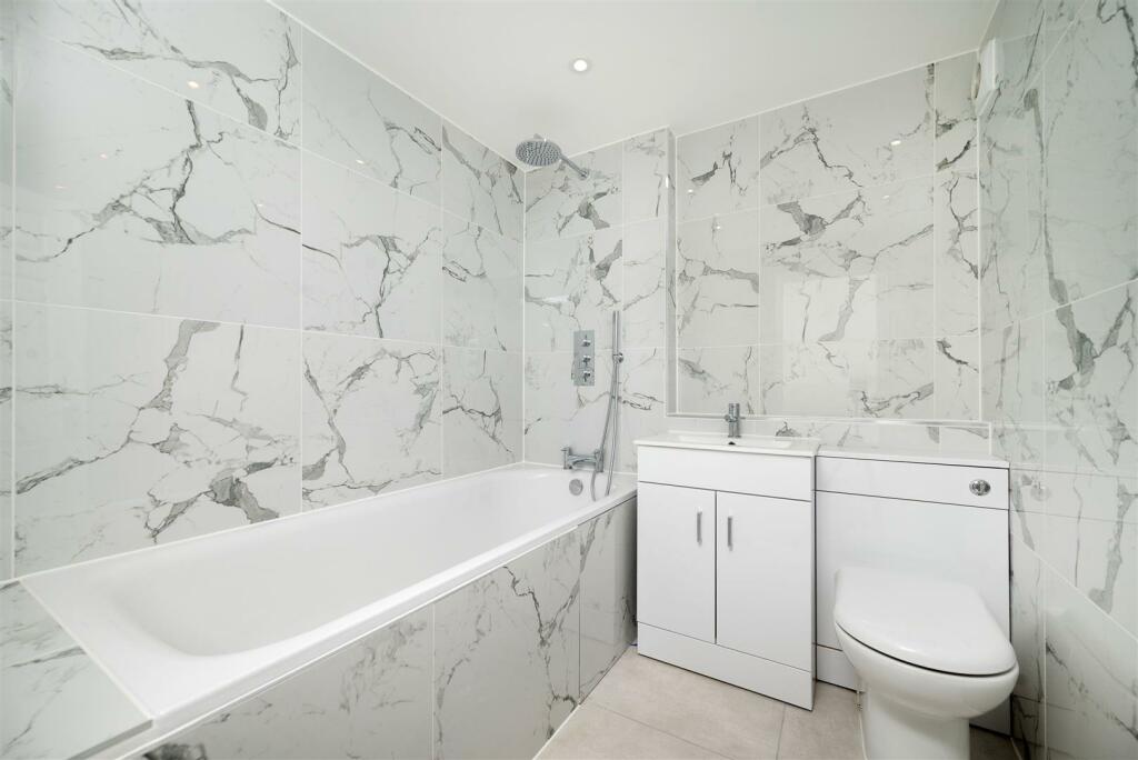 En-suite bathroom - Maple Mews.jpeg