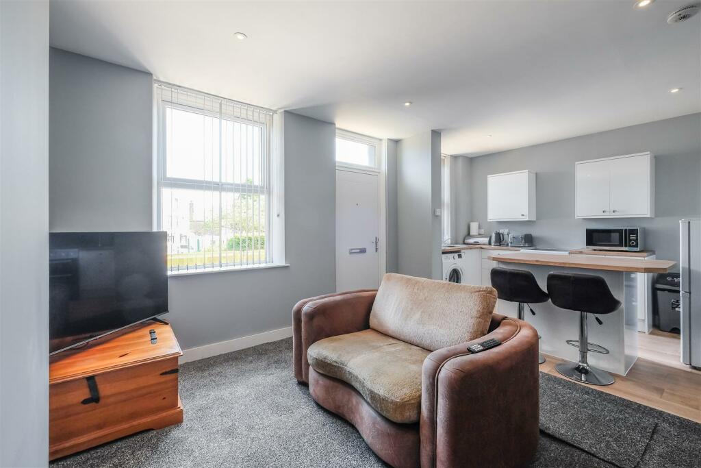 Lounge/ Kitchen