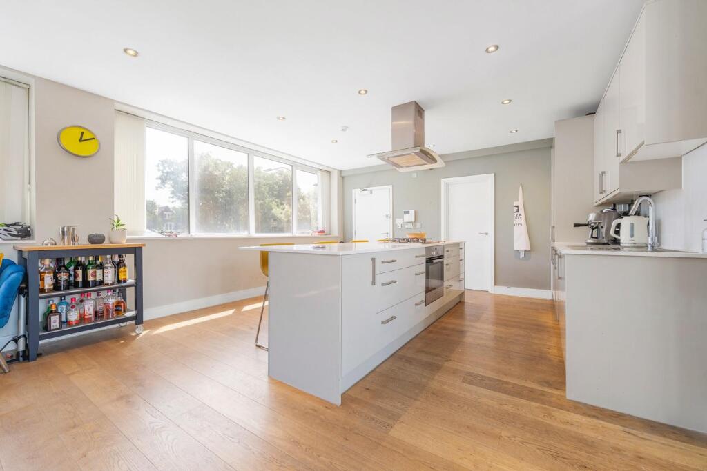Kitchen (2).JPG