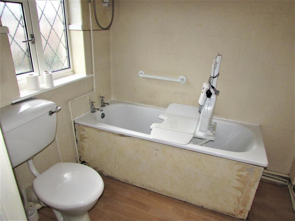 LaycockGv7bath1.JPG