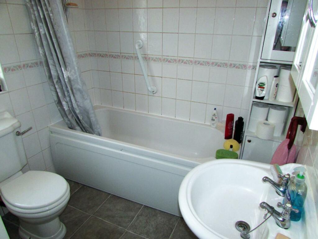 JamesSt5bath.JPG