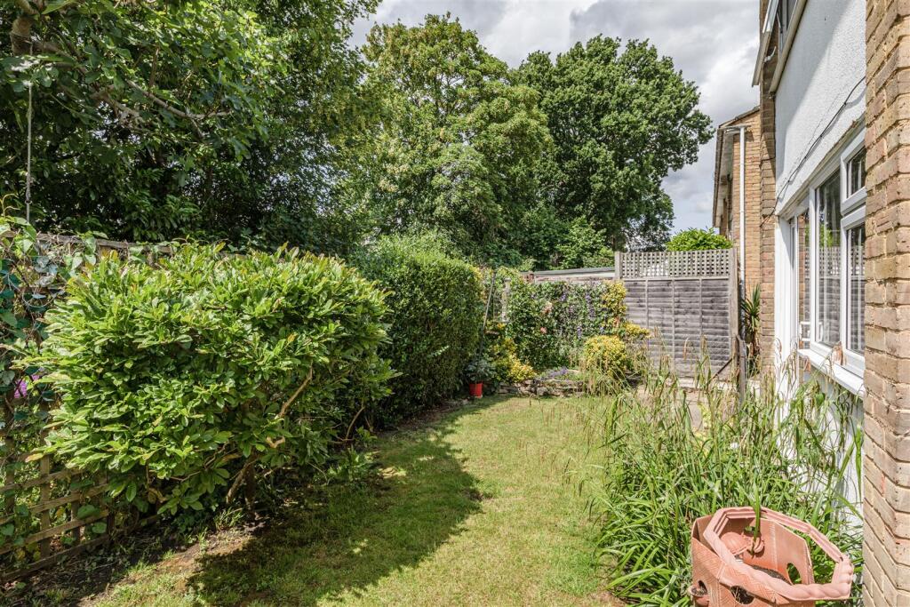 11 Old Orchard, KT14 7QX. - 13.jpg