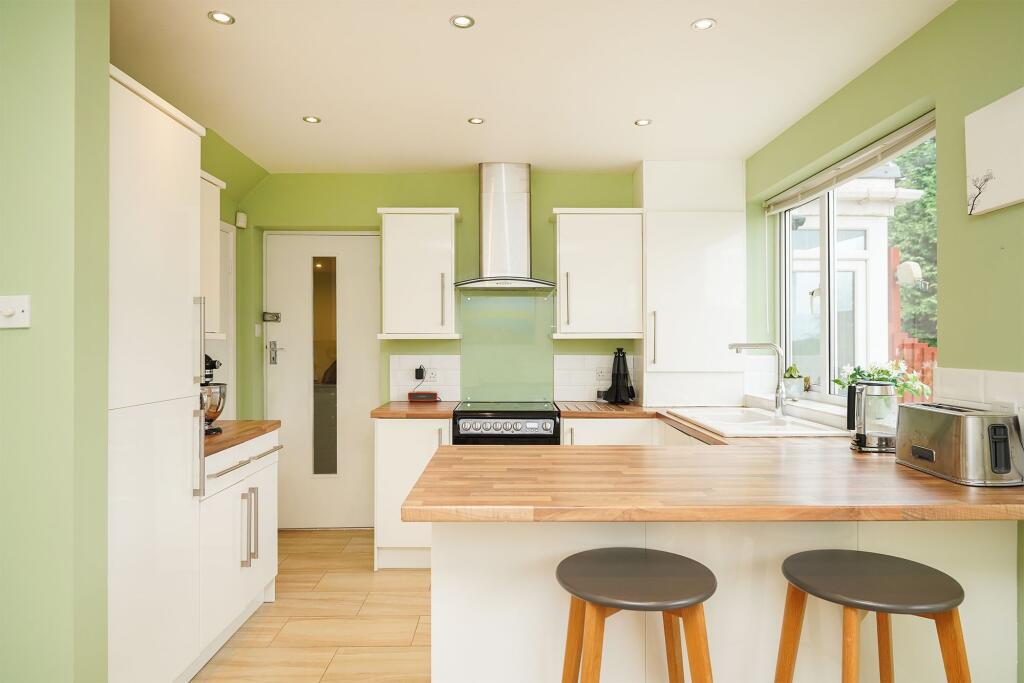 Kitchen/ Dining Space