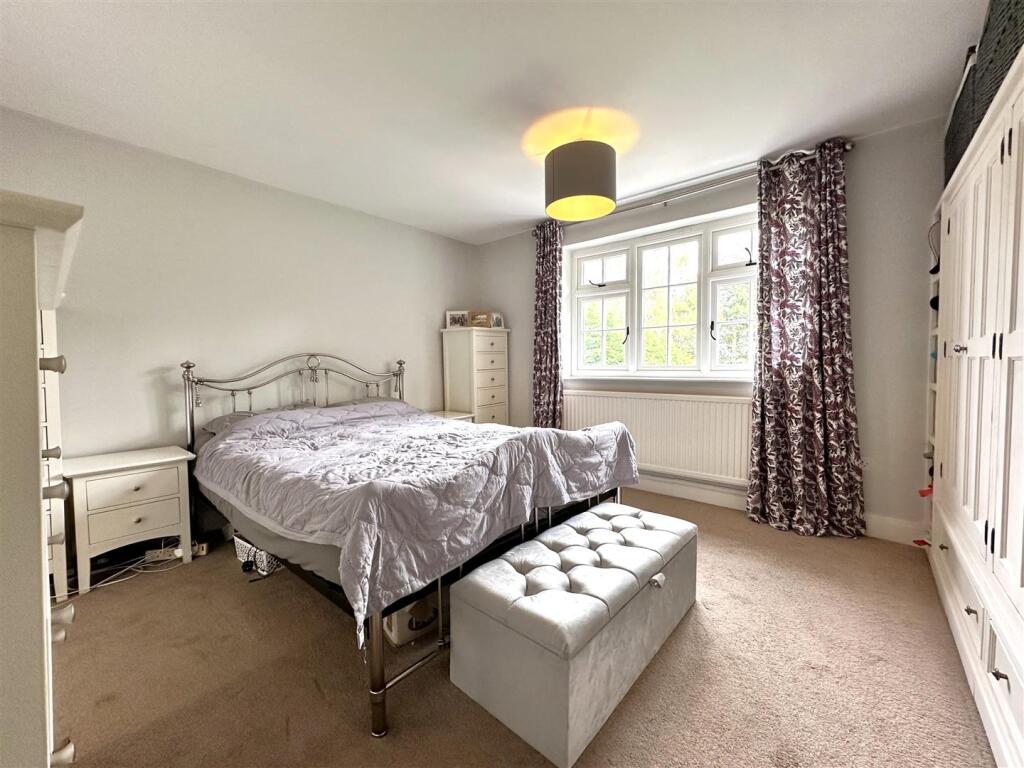 Master Bedroom 048