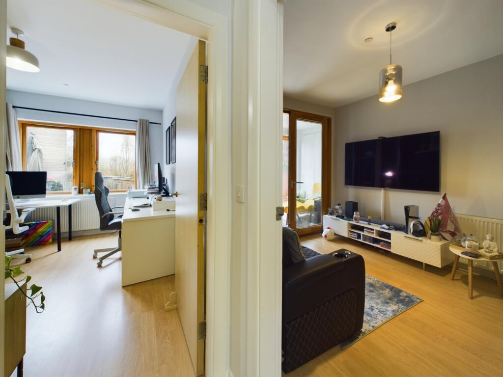 CAM01966G0-PR0296-STILL028