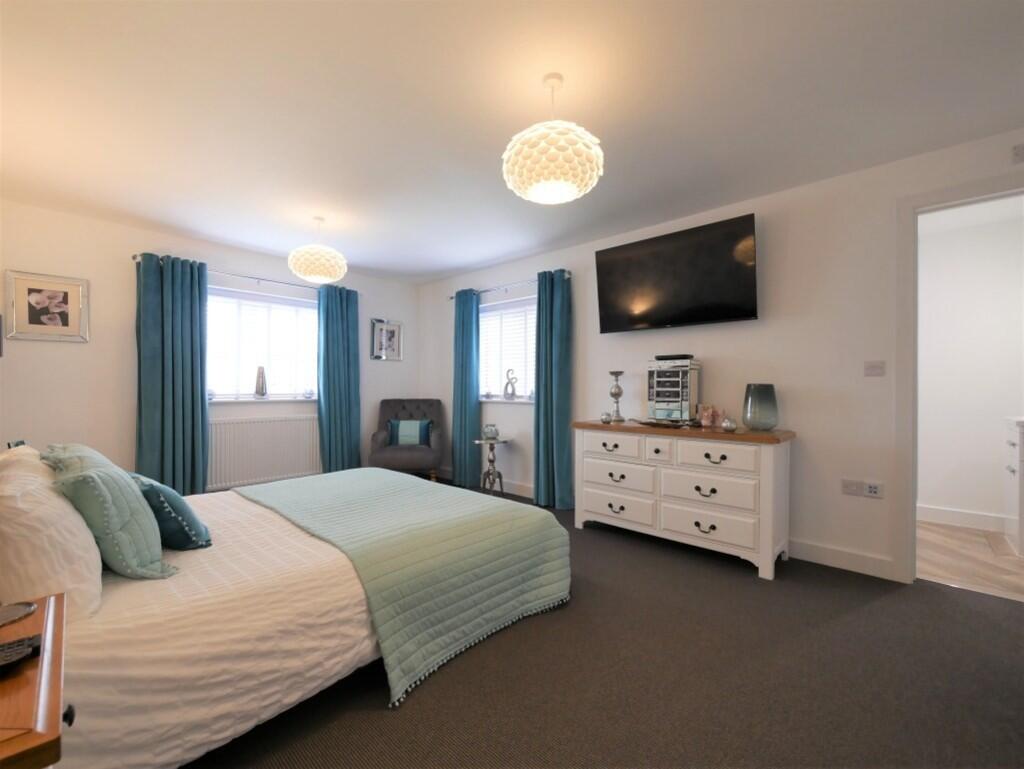 PRINCIPAL BEDROOM...