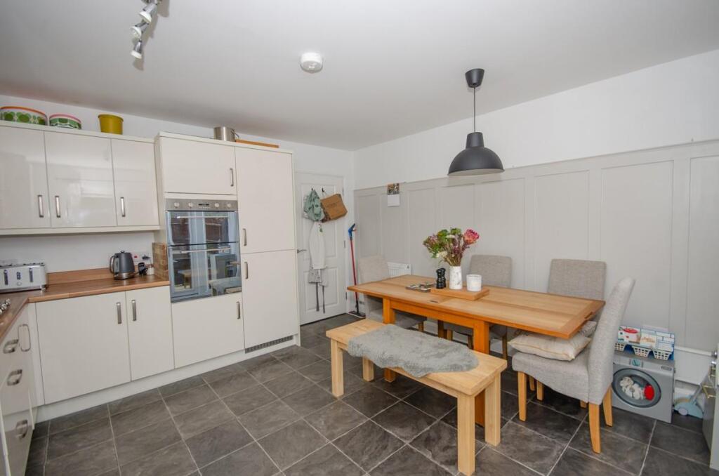 Kitchen pic 2.jpg