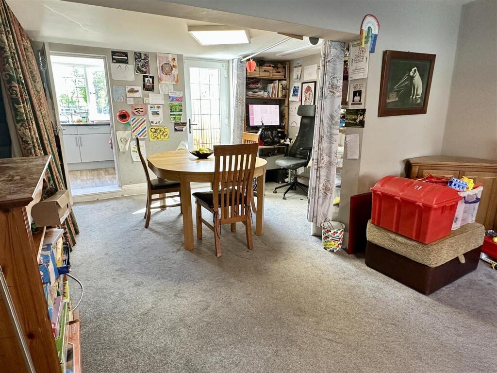 living room/diner