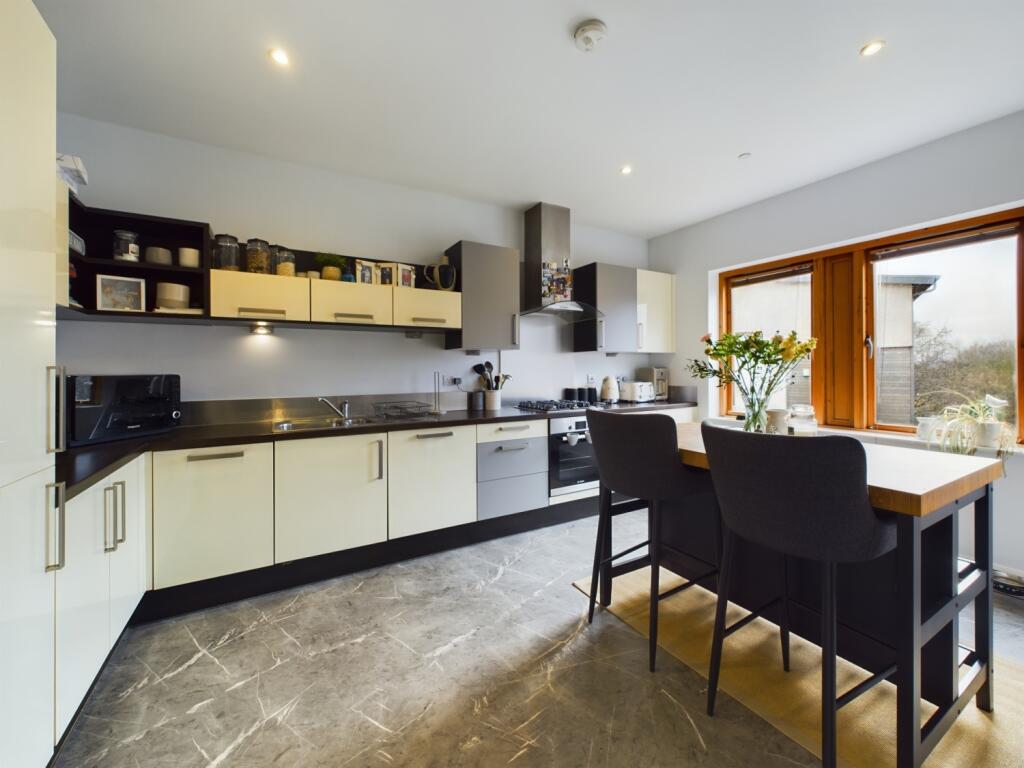 CAM01966G0-PR0296-STILL012