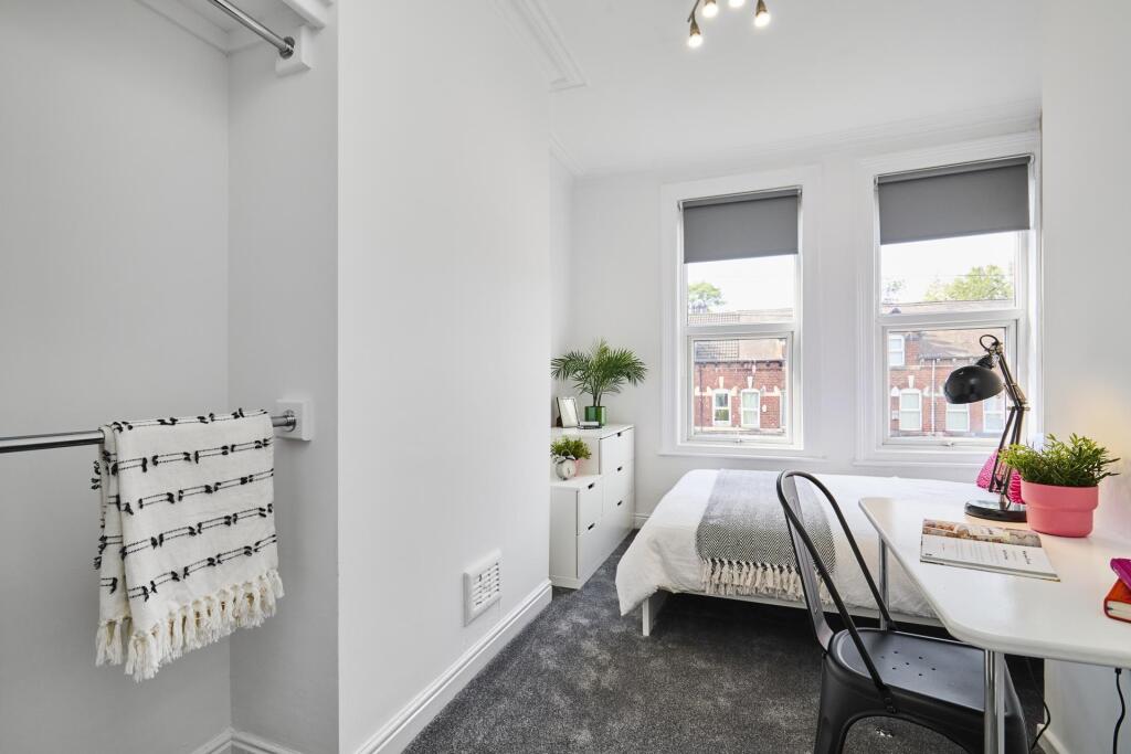 Bright, tidy single bedroom with a smart study ...