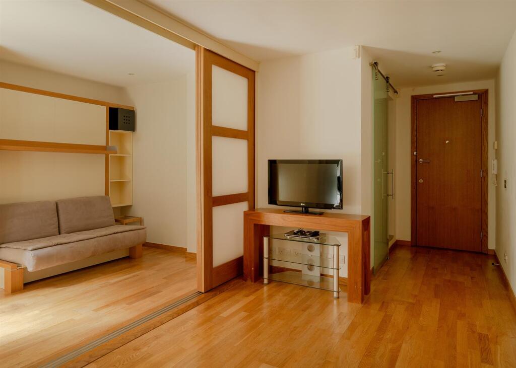 LG01 10 Hosier Lane - low res - NPP03617.jpg