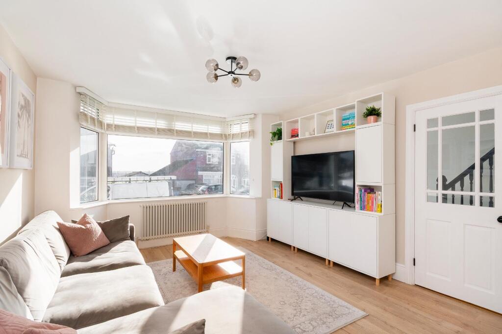 7L5RBD - Living Room C.jpg