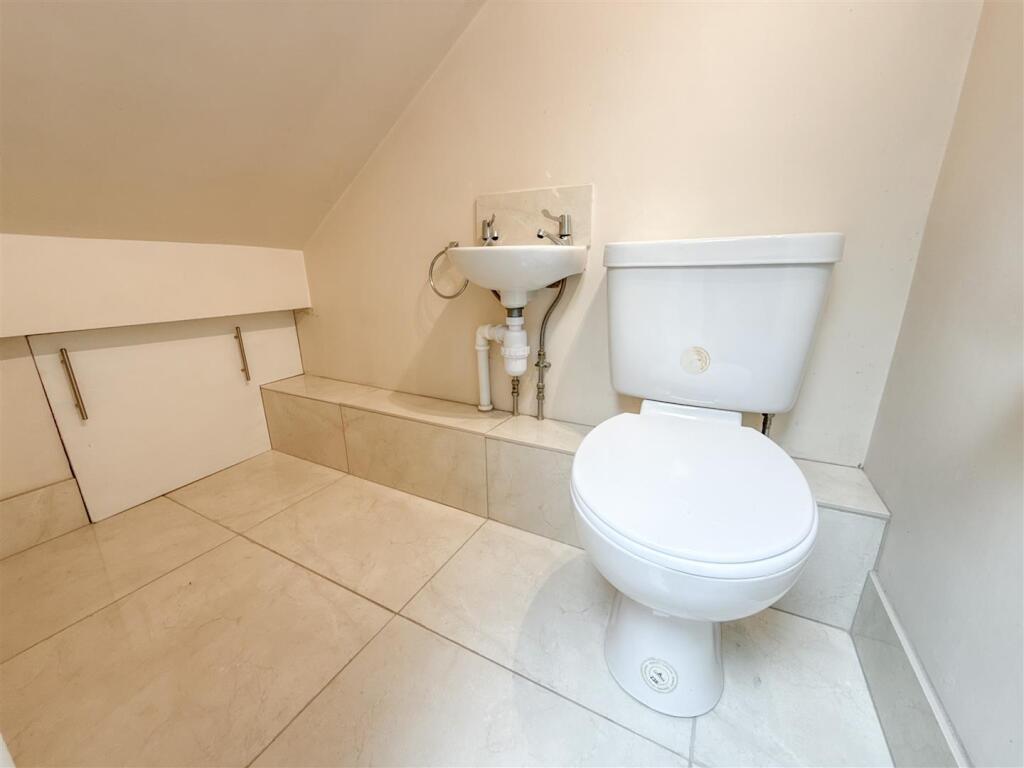 ENSUITE TOILET
