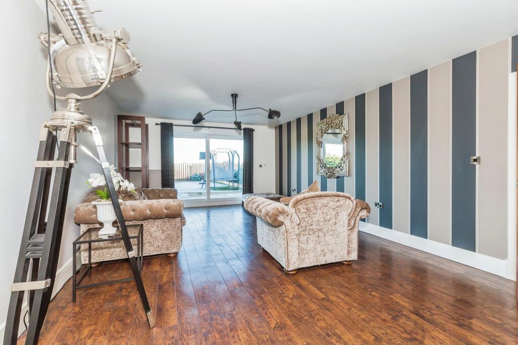 Lounge/Dining Room