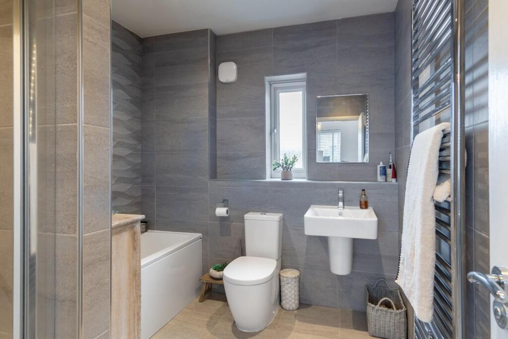 ENSUITE BATHROOM