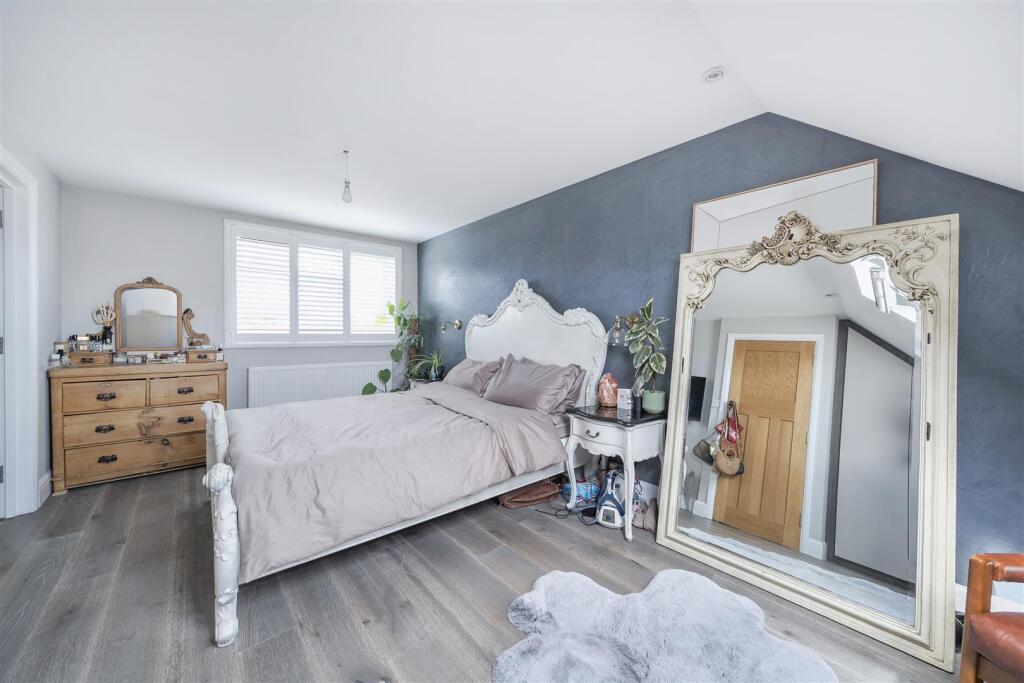 Oakleigh Drive - Bed 1.jpg