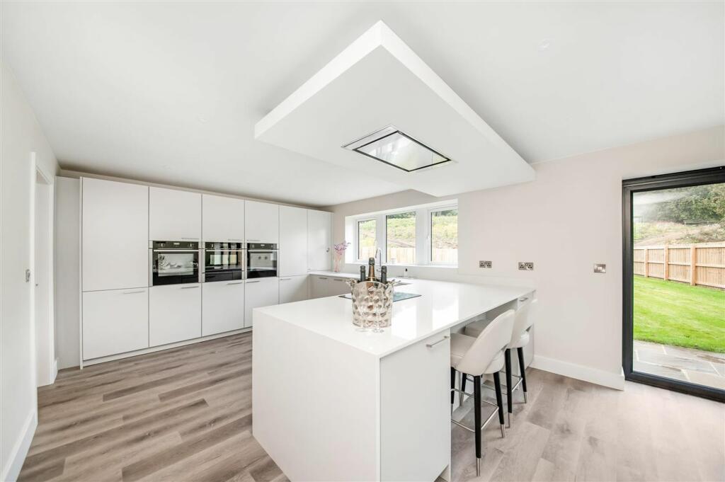 OPEN-PLANING DINING LIVING KITCHEN