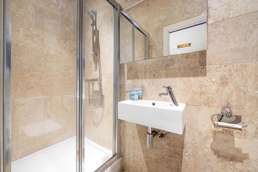 Bedroom 1 ensuite.JPG