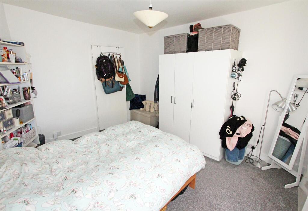 IMG_4783 bed1 door.jpg