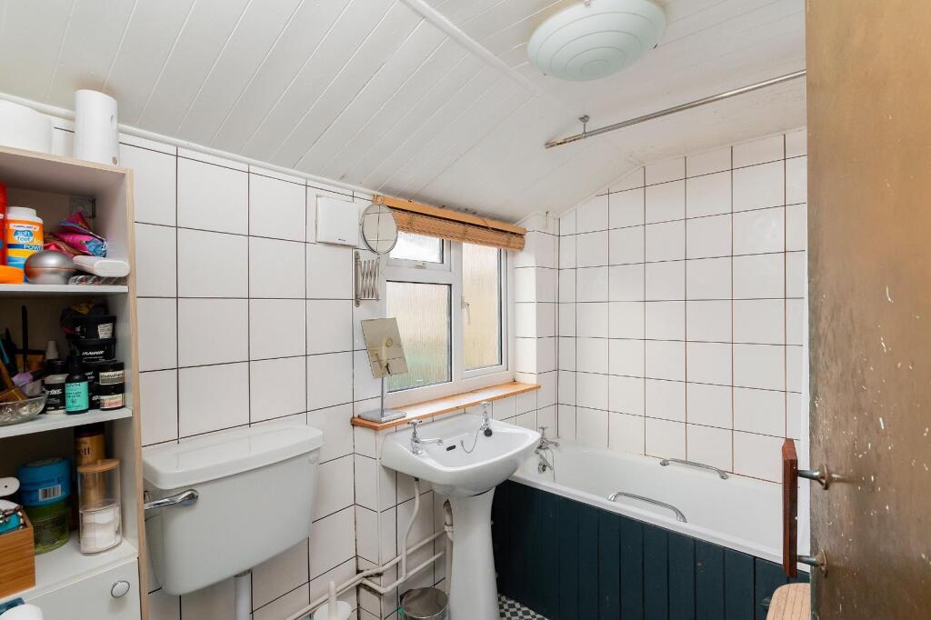 0M2SVP - Bathroom B.jpg