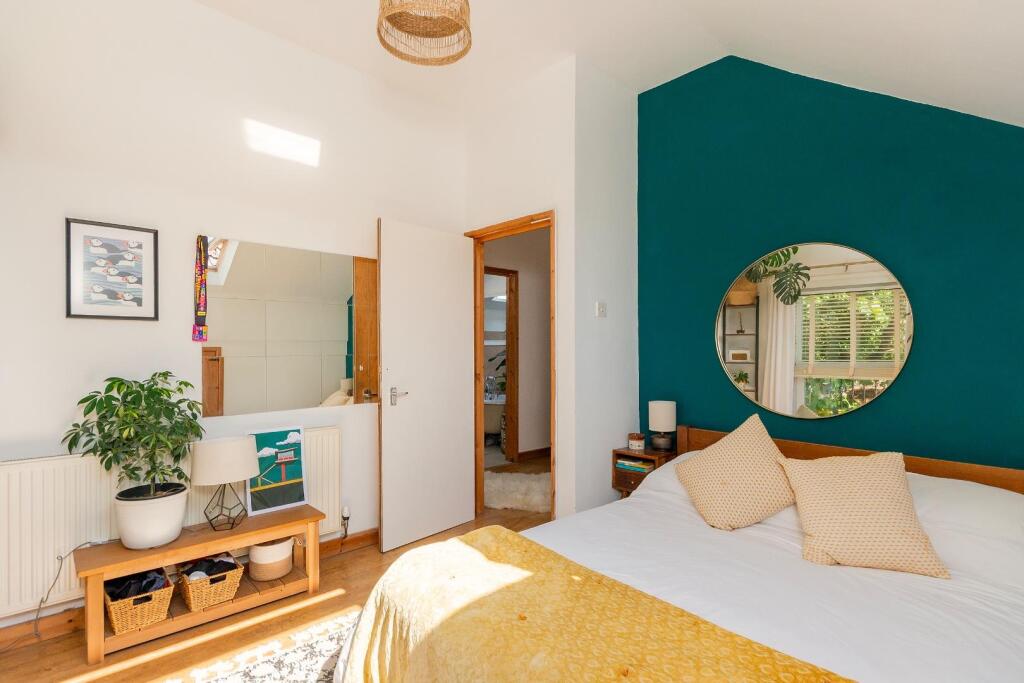 1S5L1CM - Bedroom F.jpg