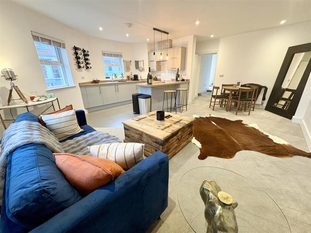 11. lounge diner kitchen.jpg