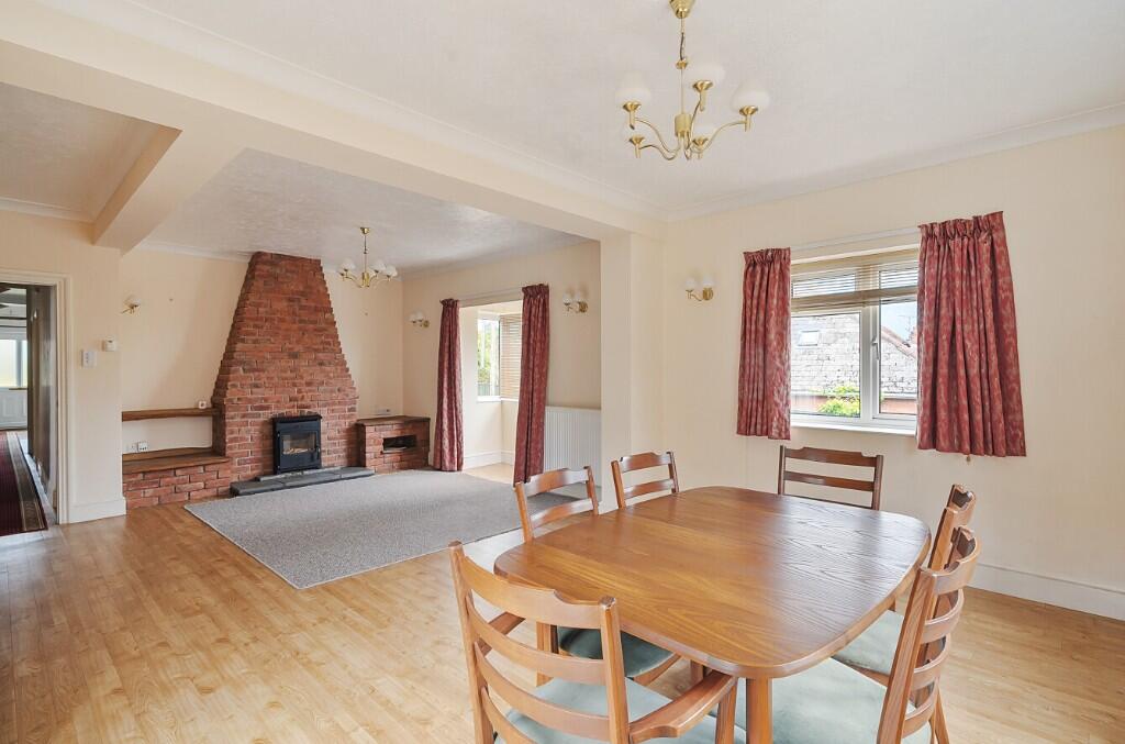 Sitting/dining room