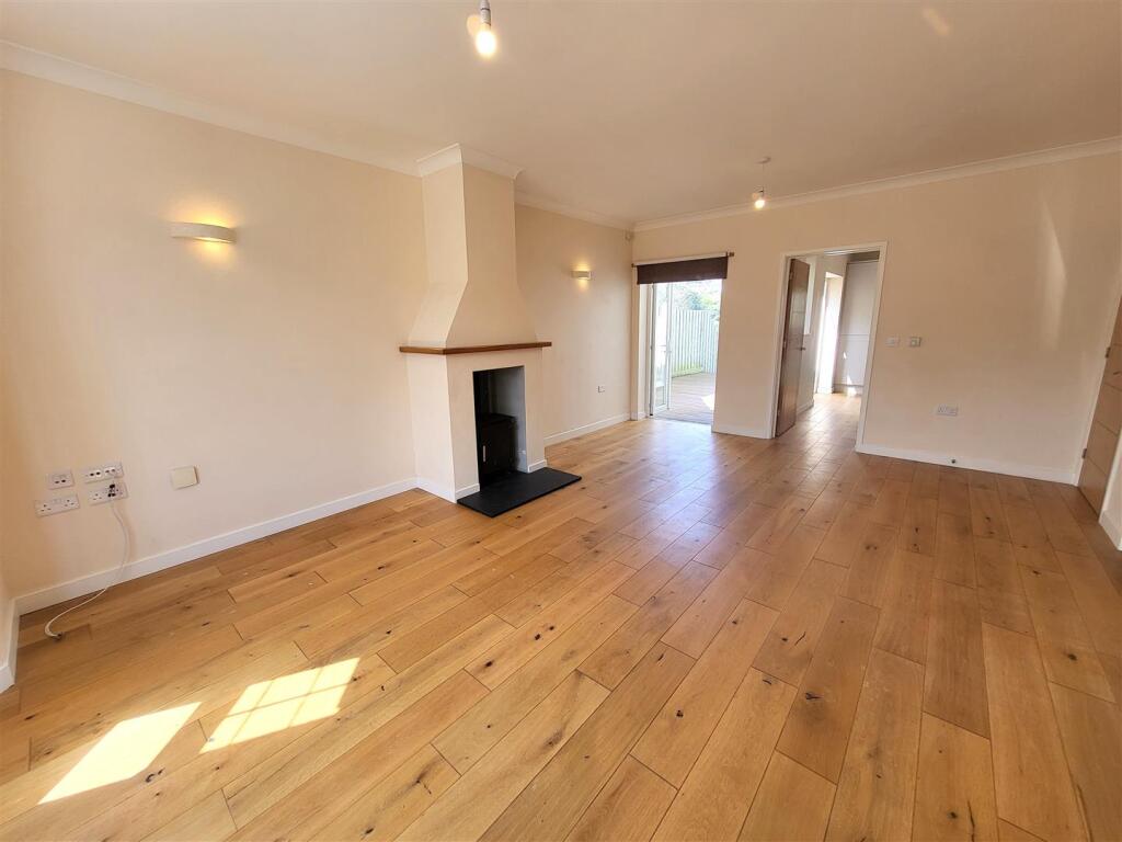 Lounge 2 other ange,.jpg