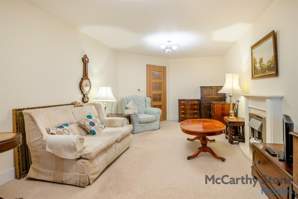 8630660-interior10.jpg