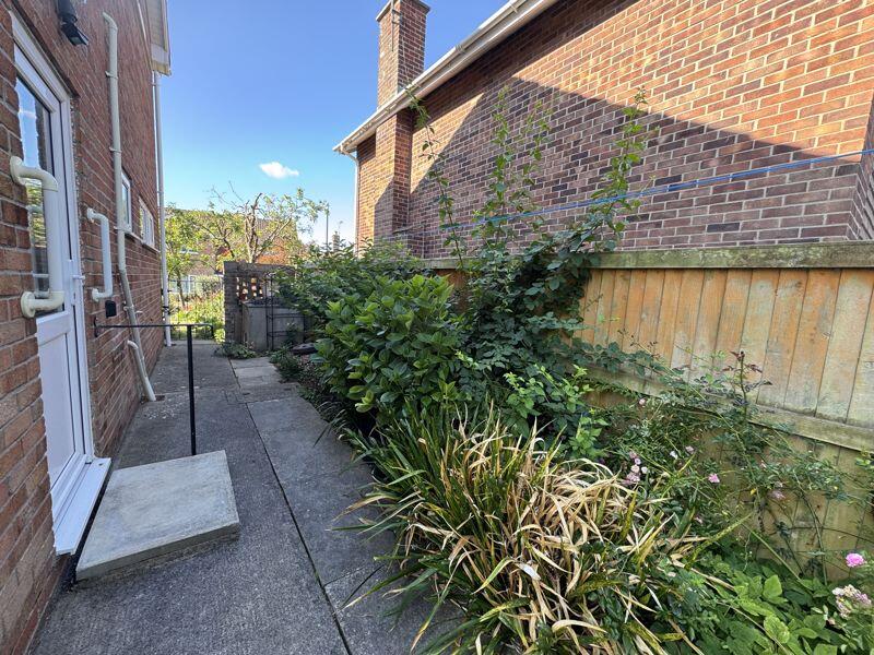 Side garden/path