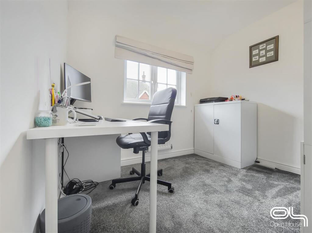 Henley Grove, Church Gresley (24).jpg