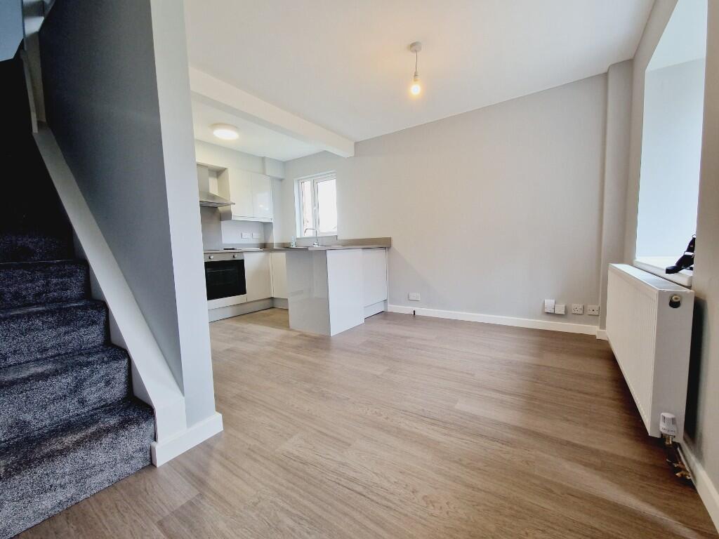 LOUNGE/KITCHEN