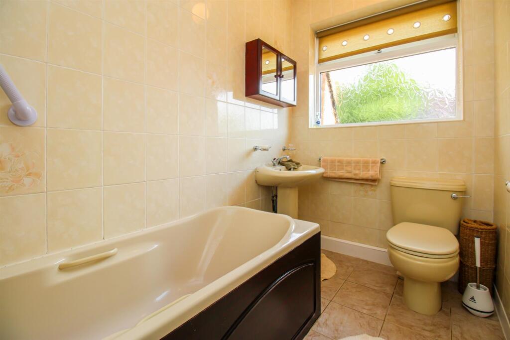BATHROOM/W.C.
