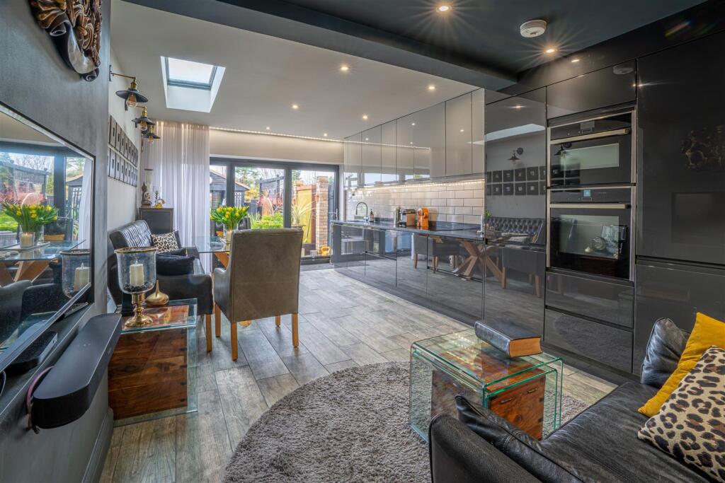 Luxury Fully Fitted Kitchen/Dining Room