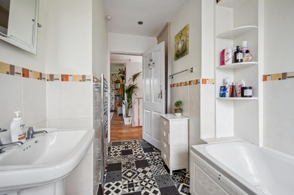 Bathroom towards lounge-diner.jpg