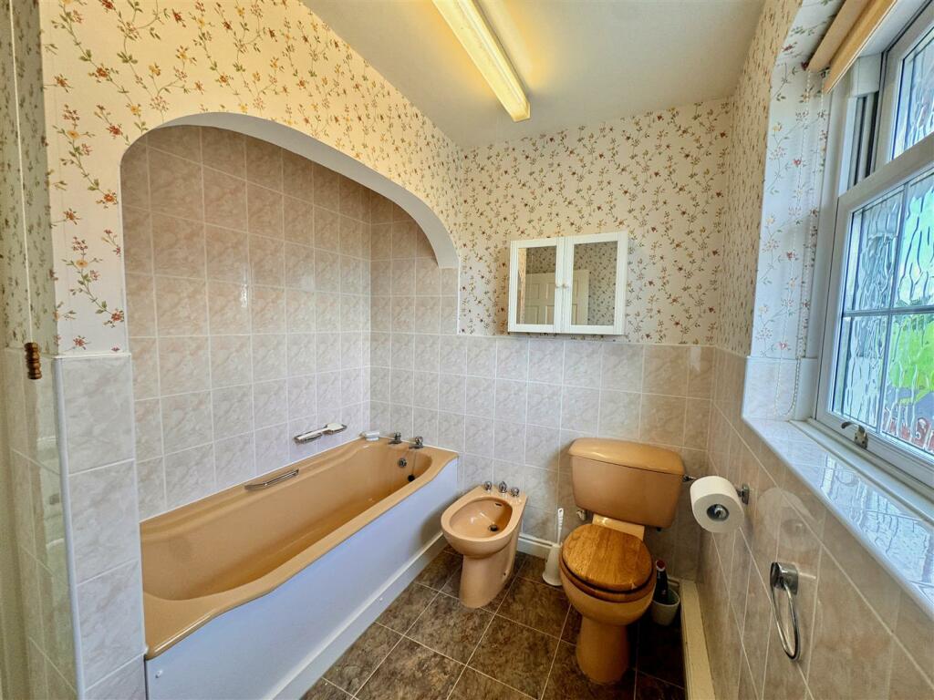 FAMILY BATHROOM