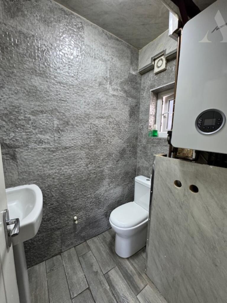 91 Harts Road guest wc