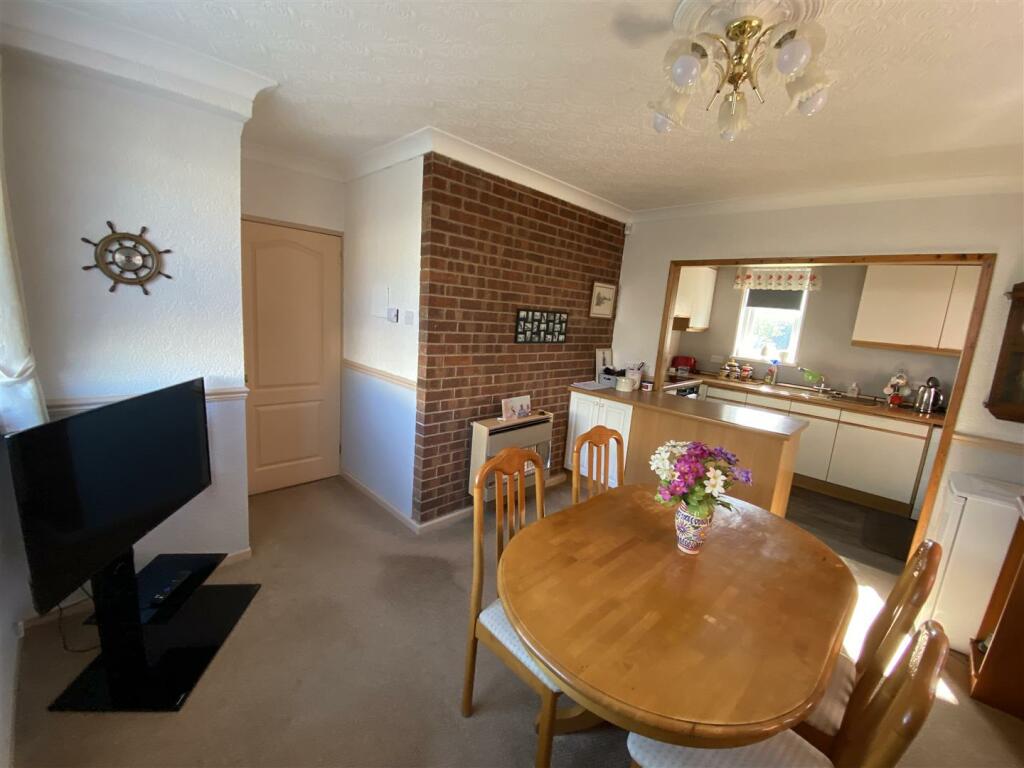 Dining room: