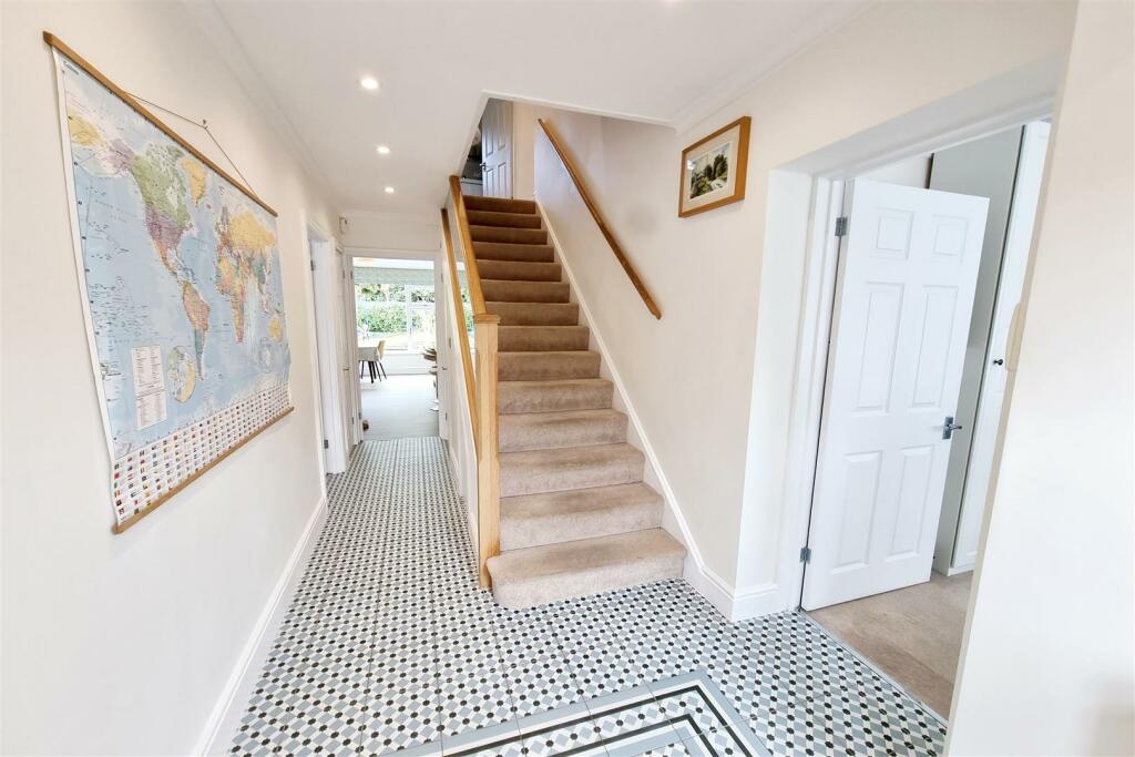 BRIGHT ENTRANCE HALL: PIC. 2