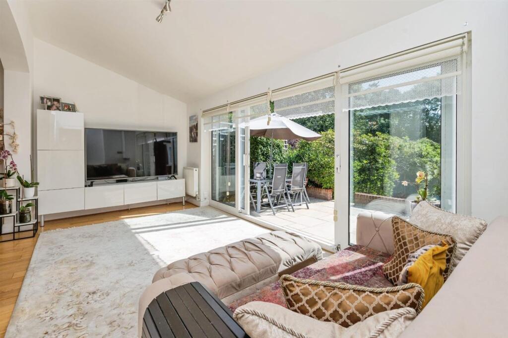 lounge patio.jpg