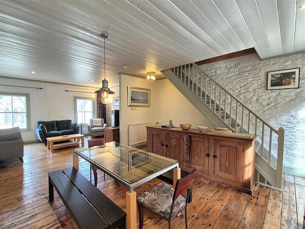Living area.jpg
