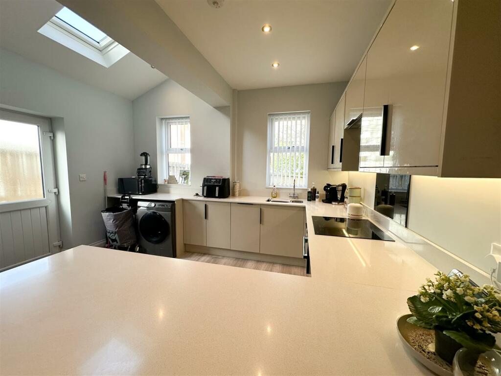 OPENPLAN BREAKFAST KITCHEN DINIG ROOM