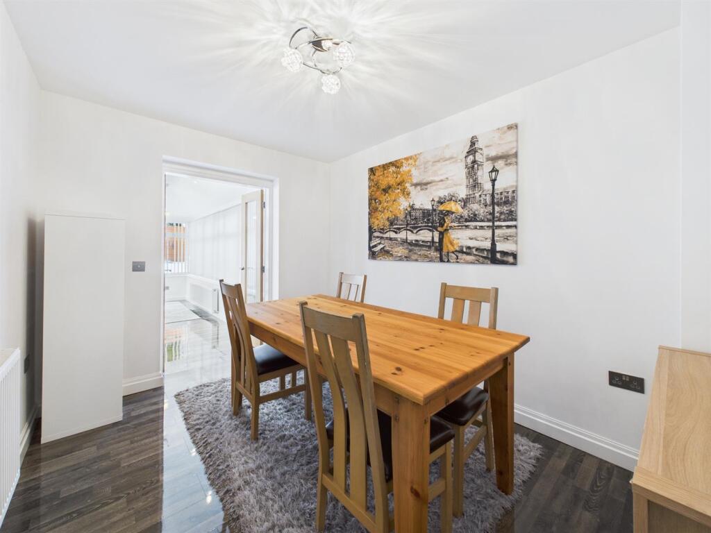 Dining room: