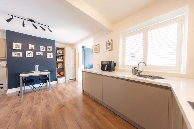 Kitchen &amp; dining area