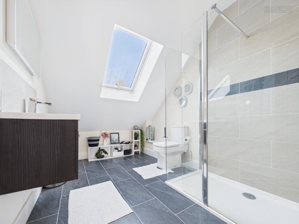En-Suite To Master Bedroom