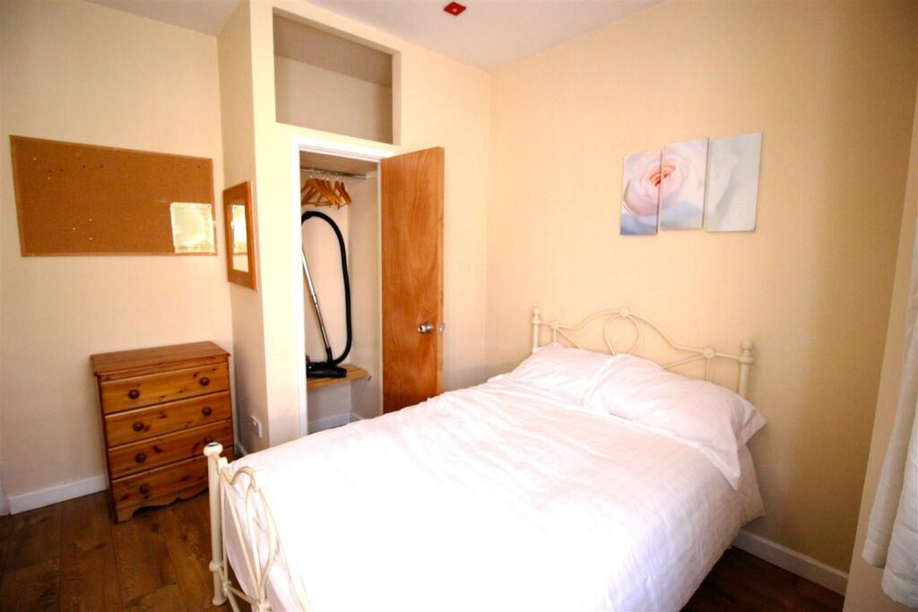Room 1 (Ensuite Bedroom)